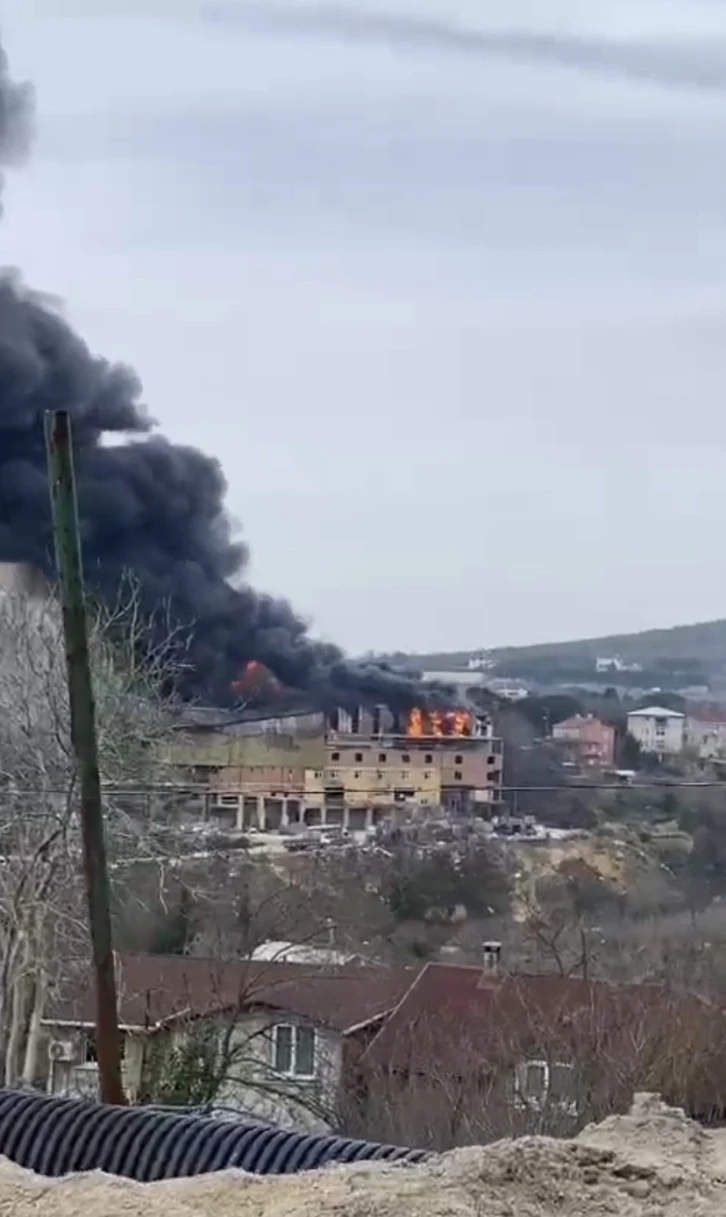 Beykoz Örnekköy’de 2 katlı bir fabrikada yangın çıktı. Olay yerine sevk edilen itfaiye ekiplerinin alevlere müdahalesi sürüyor.
