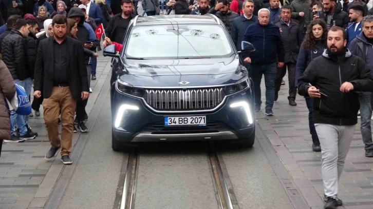 Beyoğlu Belediye Başkanı Haydar Ali Yıldız yerli otomobil TOGG ile Taksim Meydanı’na geldi
