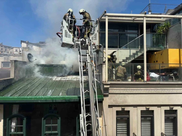 Beyoğlu’nda 5 katlı otelde korkutan yangın
