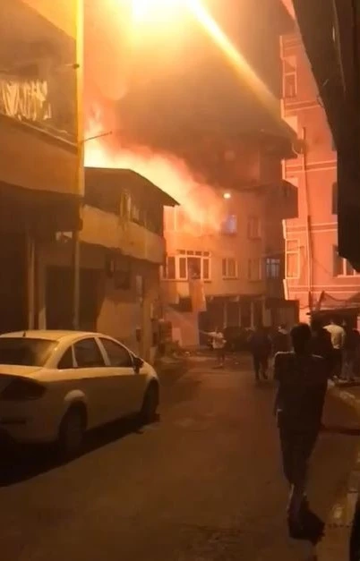 Beyoğlu’nda hatalı park itfaiye ekiplerine zor anlar yaşattı: Gecekondu alevlere teslim oldu
