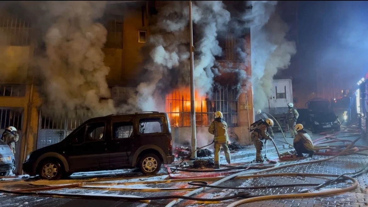 Beyoğlu’nda yatak imalathanesi alev alev yandı
