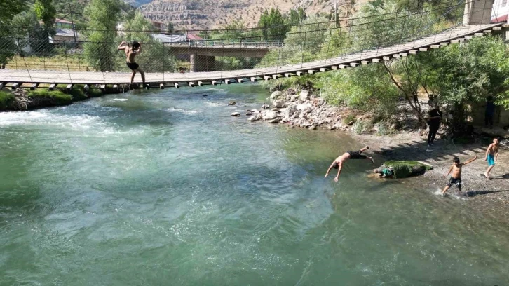 Beytüşşebap’ta çocuklar, kar sularıyla beslenen çayda serinlemenin keyfini çıkarıyor
