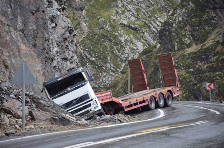 Beytüşşebap’ta virajı alamayan tır yol kenarına savruldu
