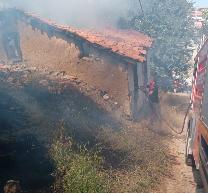 Boş evde yangın çıktı