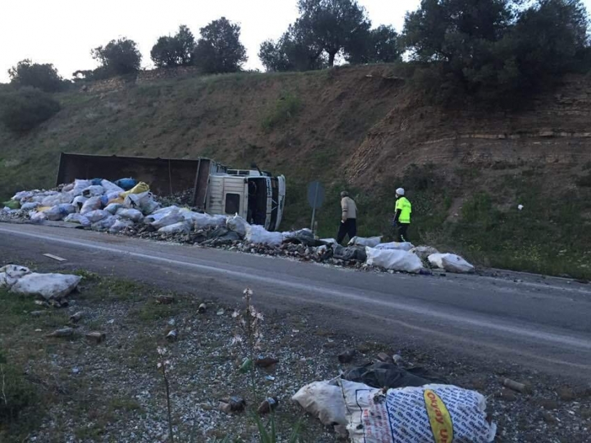 Hurda yüklü kamyon devrildi: 1 yaralı