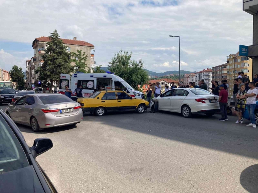 Otomobilini durduramayıp park halindeki araca çarptı: 1 yaralı