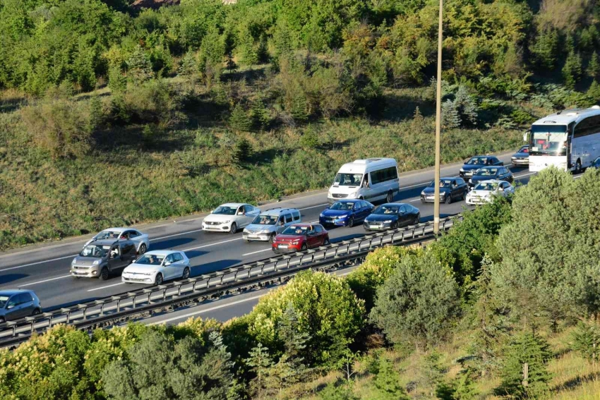 Tatilciler dönmeye başladı, İstanbul istikametinde trafik yoğunlaştı