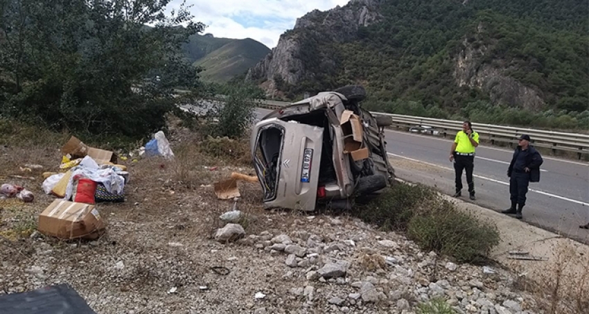 Bilecik'te kontrolden çıkan araç devrildi: 2 yaralı.