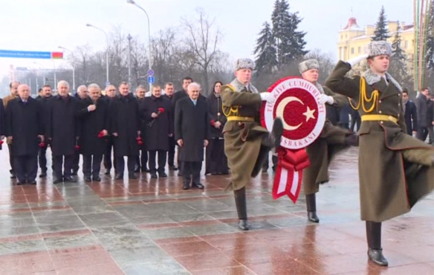 Yıldırım, Belarus’ta Zafer Anıtı’na çelenk koydu