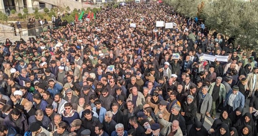 İran halkı sokaklarda intikam yemini içti