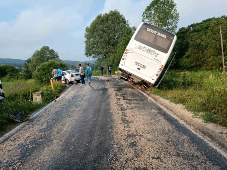 Bilecik’te minibüs ile otomobil çarpıştı: 11 yaralı
