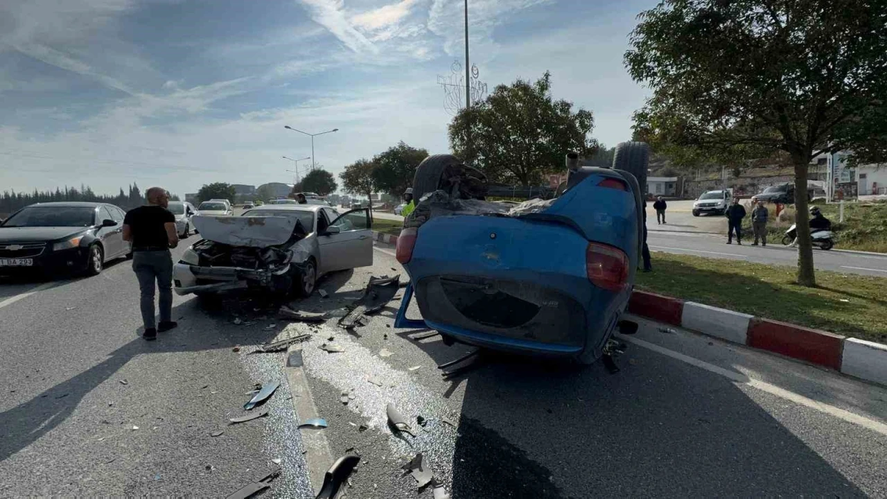 Traktörün arka römorkunun çarptığı araç takla atarken, 1 kişi yaralandı