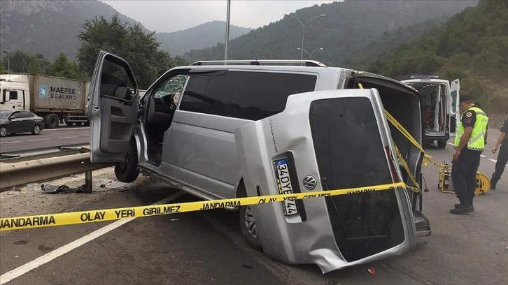 Bilecik'te düğün dönüşü trafik kazasında 1 kişi öldü, 13 kişi yaralandı