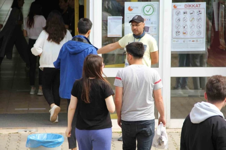 Bina görevlilerinin yardımıyla son dakikada sınava yetişti
