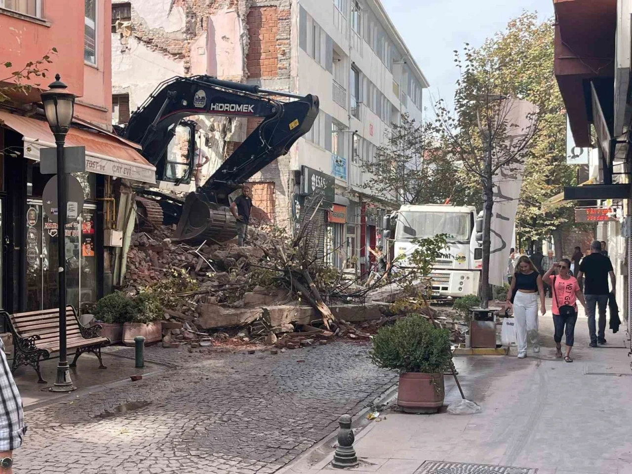 Bina yıkımında molozlar sokağı kapattı
