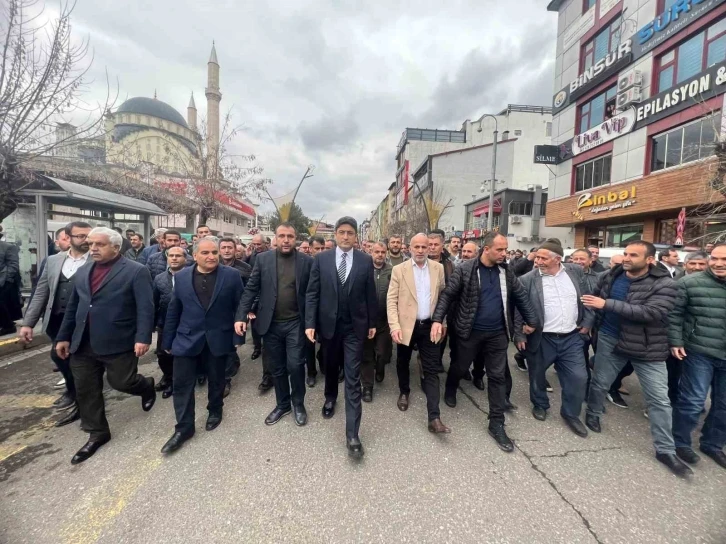 Bingöl’de AK Parti’den milletvekili aday adayı olan Korkutata’ya müracaatında binlerce kişi eşlik etti
