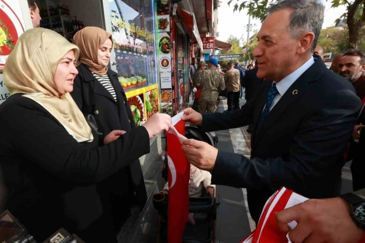 Bingöl’de esnaf ve vatandaşlara Türk bayrağı dağıtıldı
