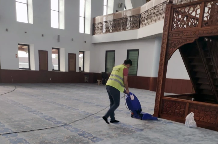 Bir yandan cami temizleyip diğer yandan huzurevi sakinlerinin yüzlerini güldürdüler
