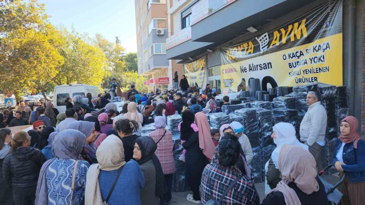 Bir züccaciye mağazasının "ne alırsan 100 lira" kampanyası uzun kuyruklara neden oldu
