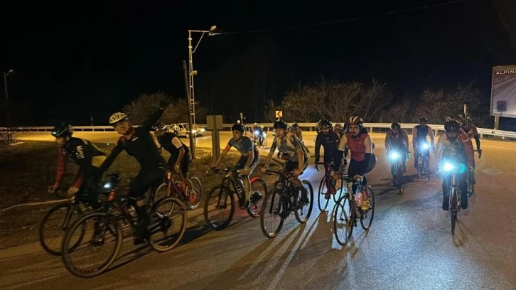 Bisiklet tutkunları iftar sonrası Uludağ’a pedal çevirdi