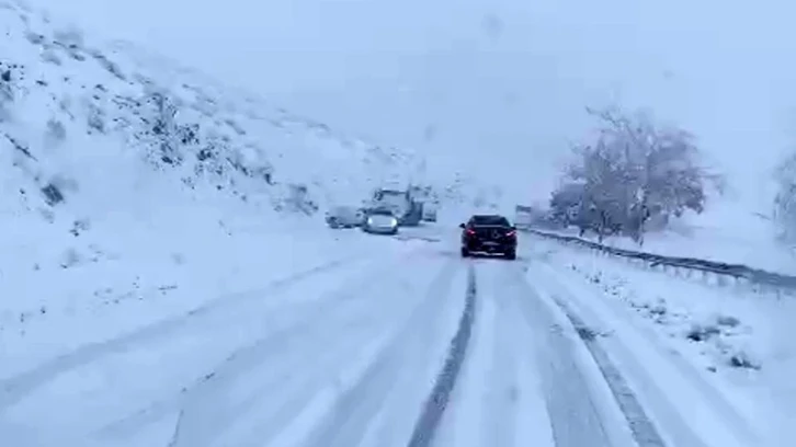 Bitlis’te kar yağdı, çok sayıda araç yolda kaldı
