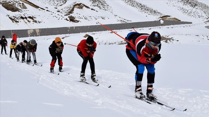 Bitlis'te kayakçılar karla kaplı parkurda antrenmanlara başladı