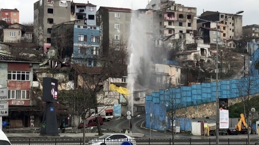 İsale borusundan yükselen su evlerin boyunu geçti