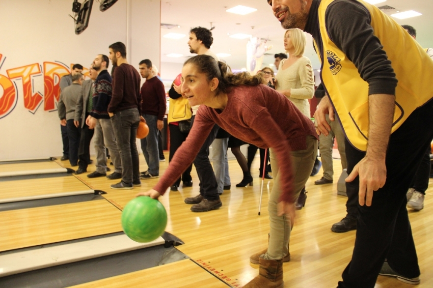 Görme engellilerin kıyasıya bowling mücadelesi