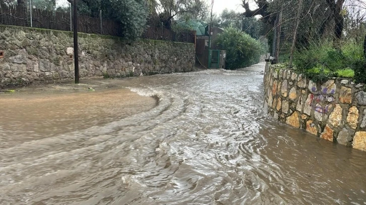 Bodrum’da belediye ekipleri sağanak yağışta sahada çalıştı
