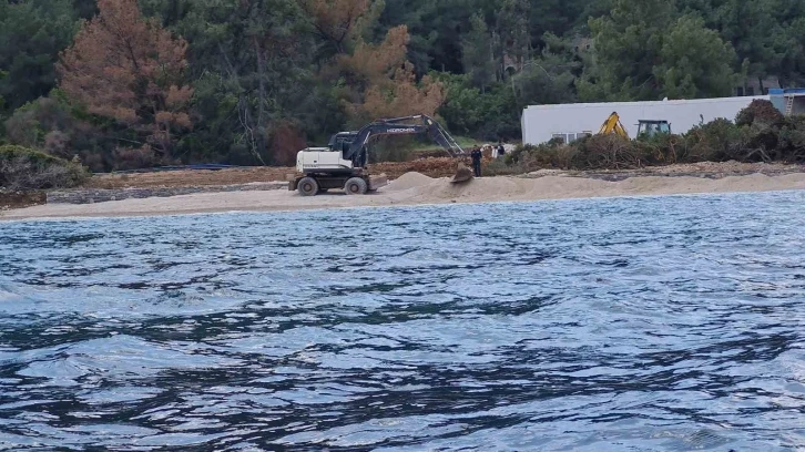 Bodrum’da denize dökülen kum kaldırılıyor, beton bloklar için talimat verildi
