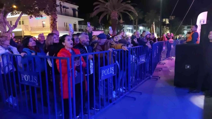 Bodrum’da Zeynep Casalini hayranlarını coşturdu