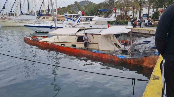 Bodrum Limanı’nda bağlı tur teknesi battı