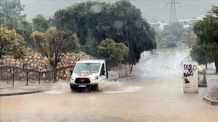 Bodrum'da kuvvetli sağanak günlük yaşamı olumsuz etkiliyor