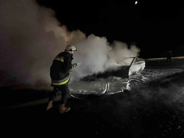 Bolu’da alev alev yanan otomobil hurdaya döndü