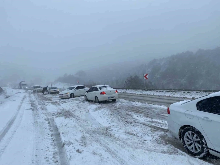 Bolu’da onlarca araç yolda kaldı
