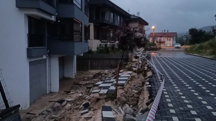 Bolu’da taşan derelerin suyu istinat duvarını çökertti
