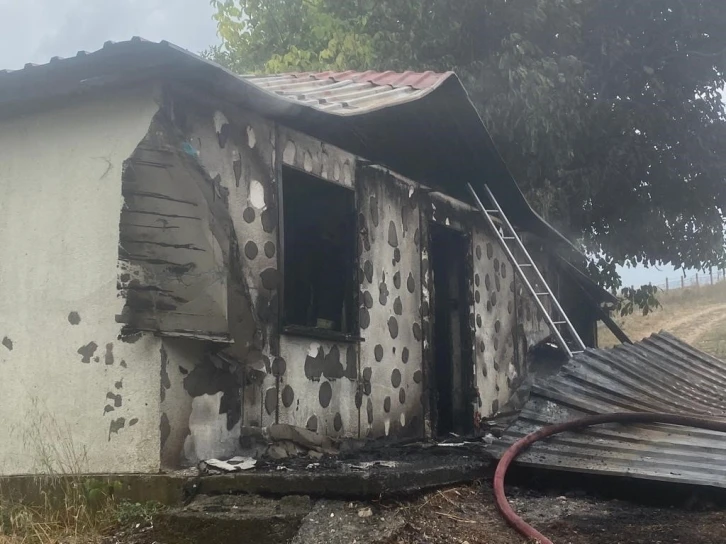 Bolu’da tek katlı ev alev alev yandı