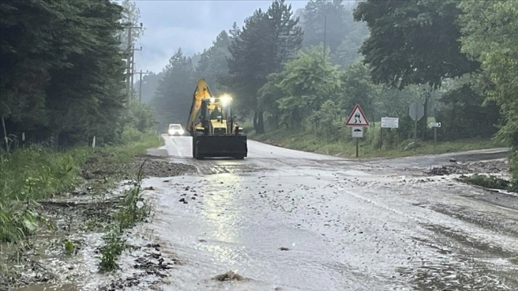 Bolu'da sağanak Abant karayolunda ulaşımı aksattı