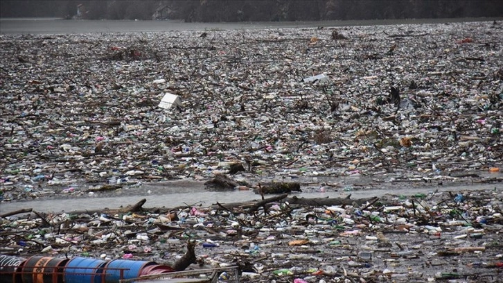 Bosna Hersek'te Drina Nehri'nin yüzeyi çöp ve atıklarla kaplandı