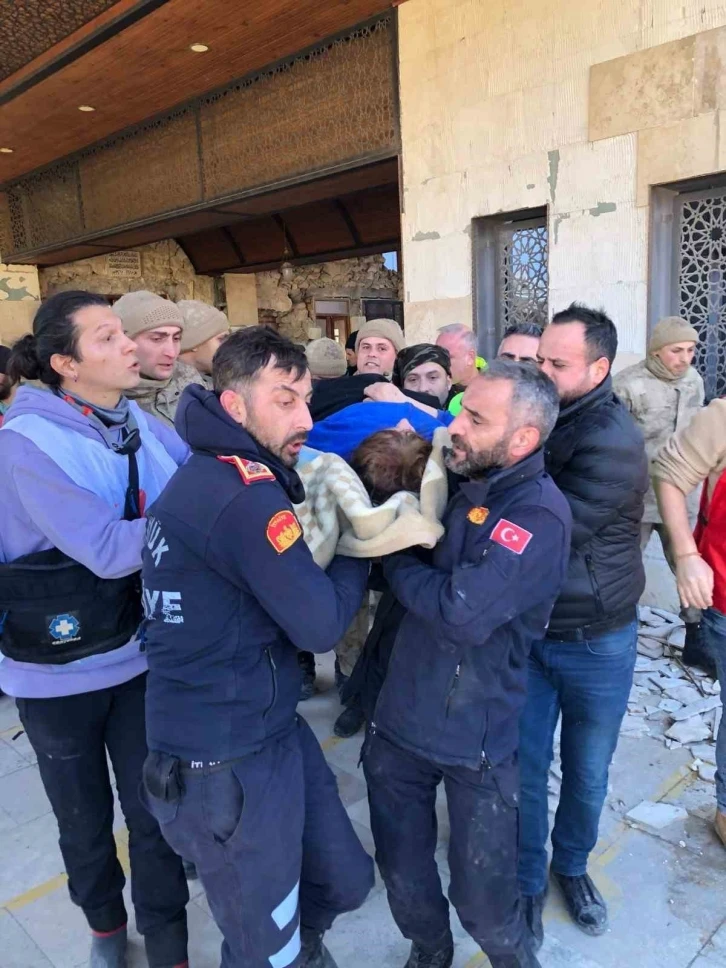 Bozüyük Belediyesi ekipleri enkazdan bir anne ve kızını kurtardı
