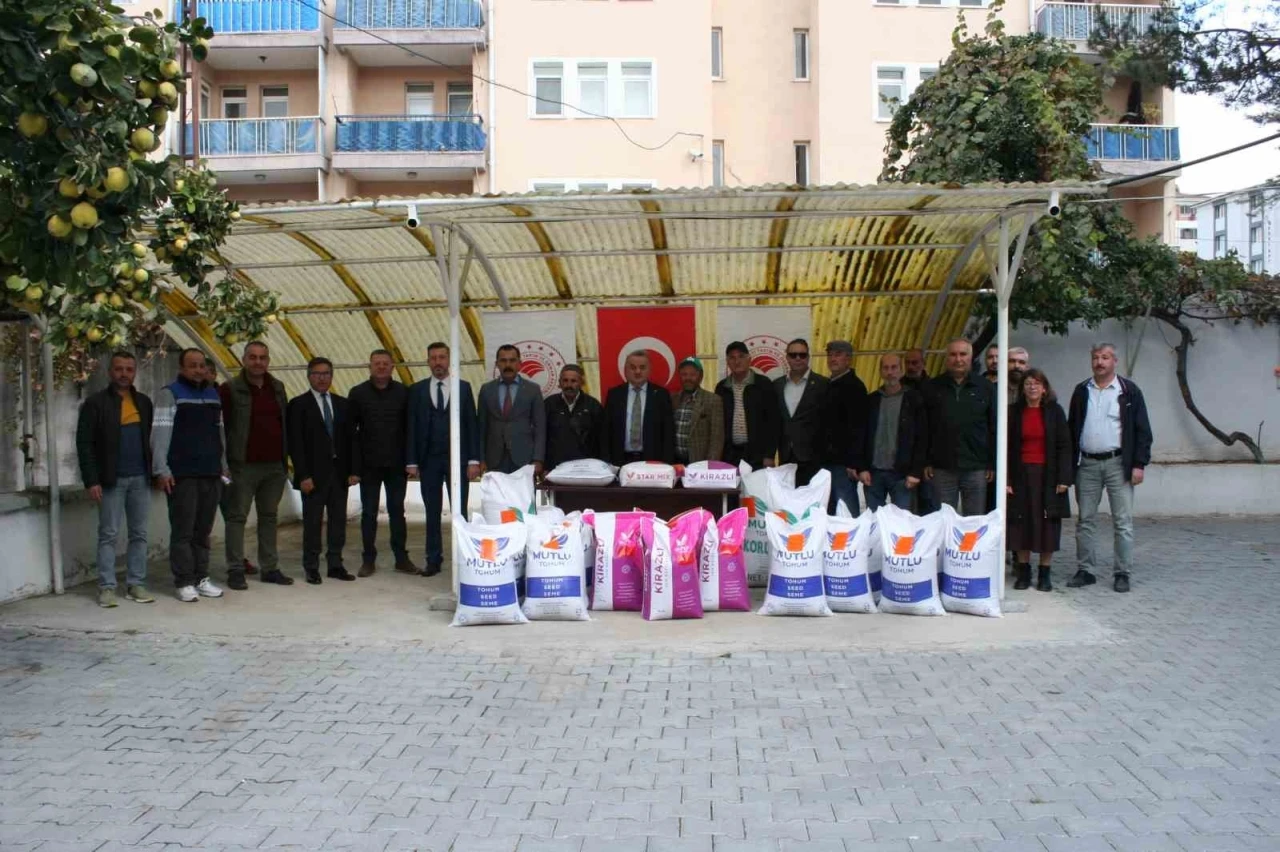 Bozüyük’te çiftçilere yem bitkisi tohumu dağıtıldı
