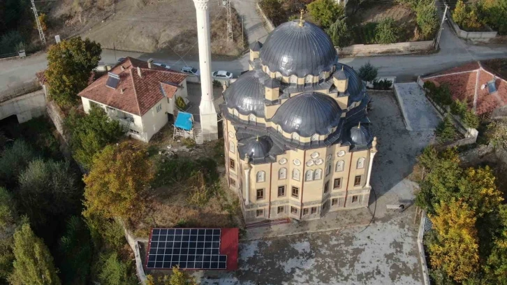 Bu caminin elektrik ihtiyacı güneş panellerinden karşılanıyor
