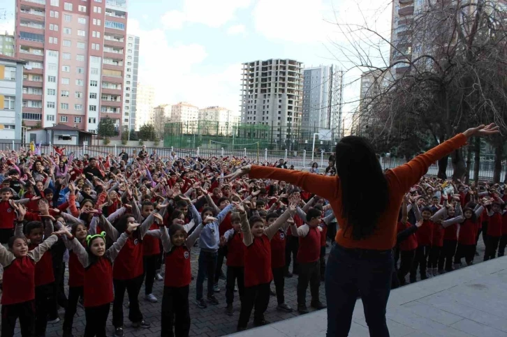 Bu okulda öğrenciler derslerine oynayarak giriyorlar
