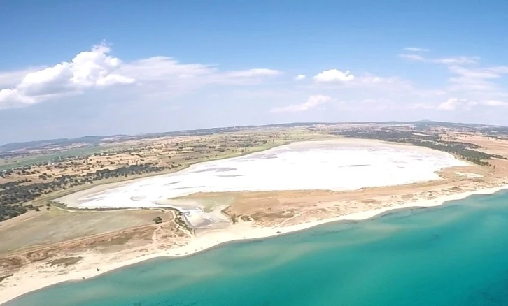 Buharlaşan göl tuzla kaplandı
