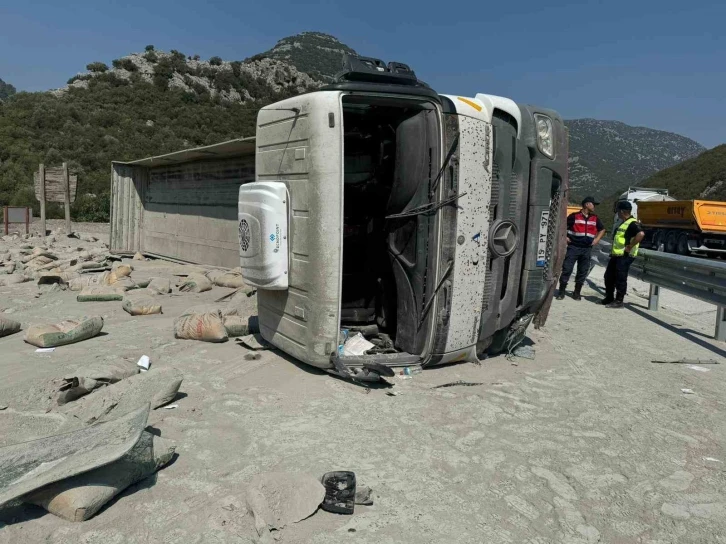 Burdur-Antalya karayolunda tır devrildi, yol trafiğe kapandı
