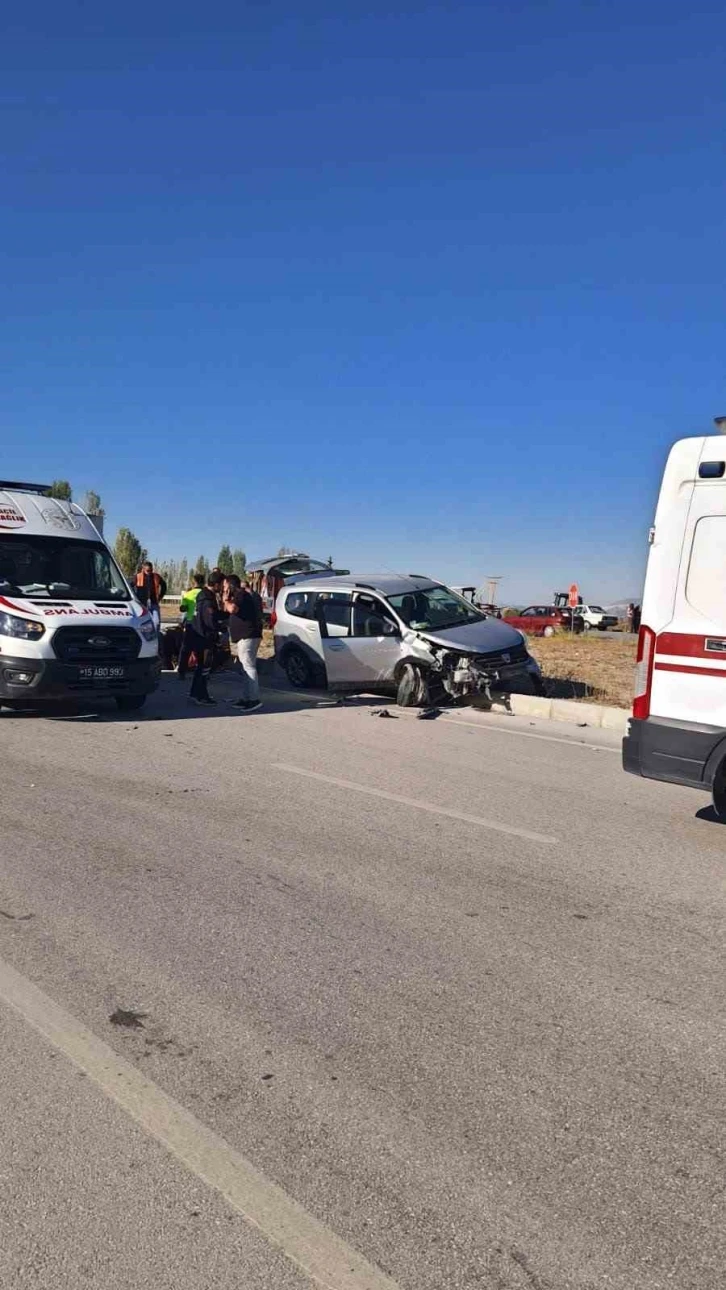 Burdur’da iki otomobil çarpıştı: 7 yaralı
