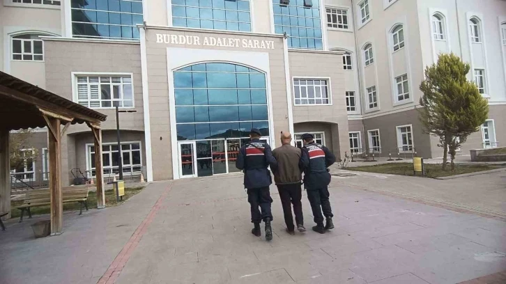 Burdur’da jandarma tarafından yakalanan 4 firari cezaevine gönderildi
