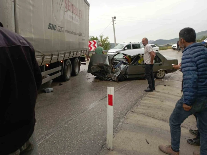 Burdur’da kamyonet ile otomobil çarpıştı: 3 yaralı
