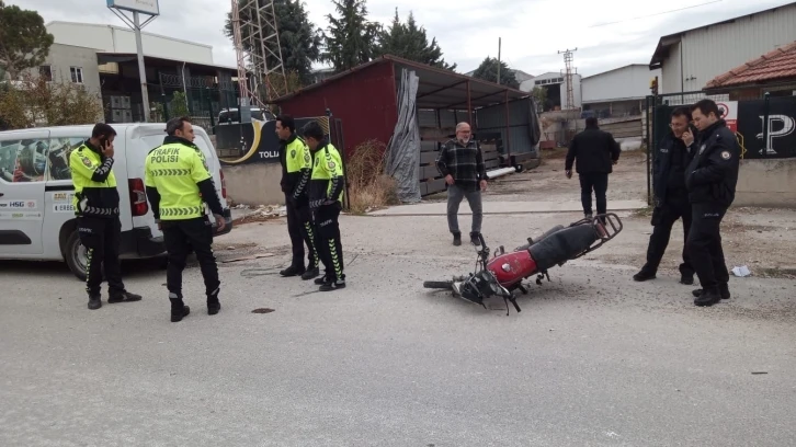 Burdur’da motosikleti ile yol kenarındaki kamyonete çarpan sürücü yaralandı
