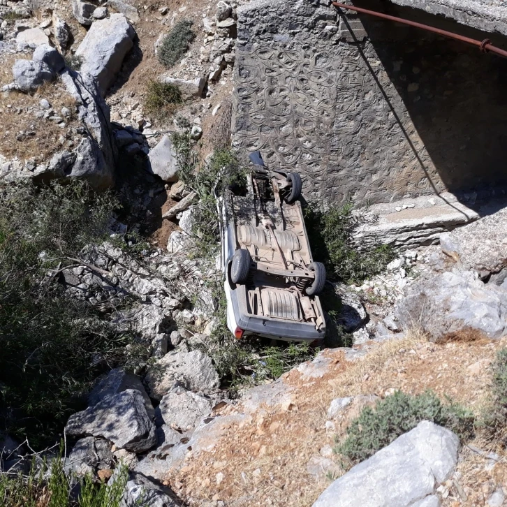 Burdur’da otomobil köprüden düştü: 1 ölü, 1 yaralı
